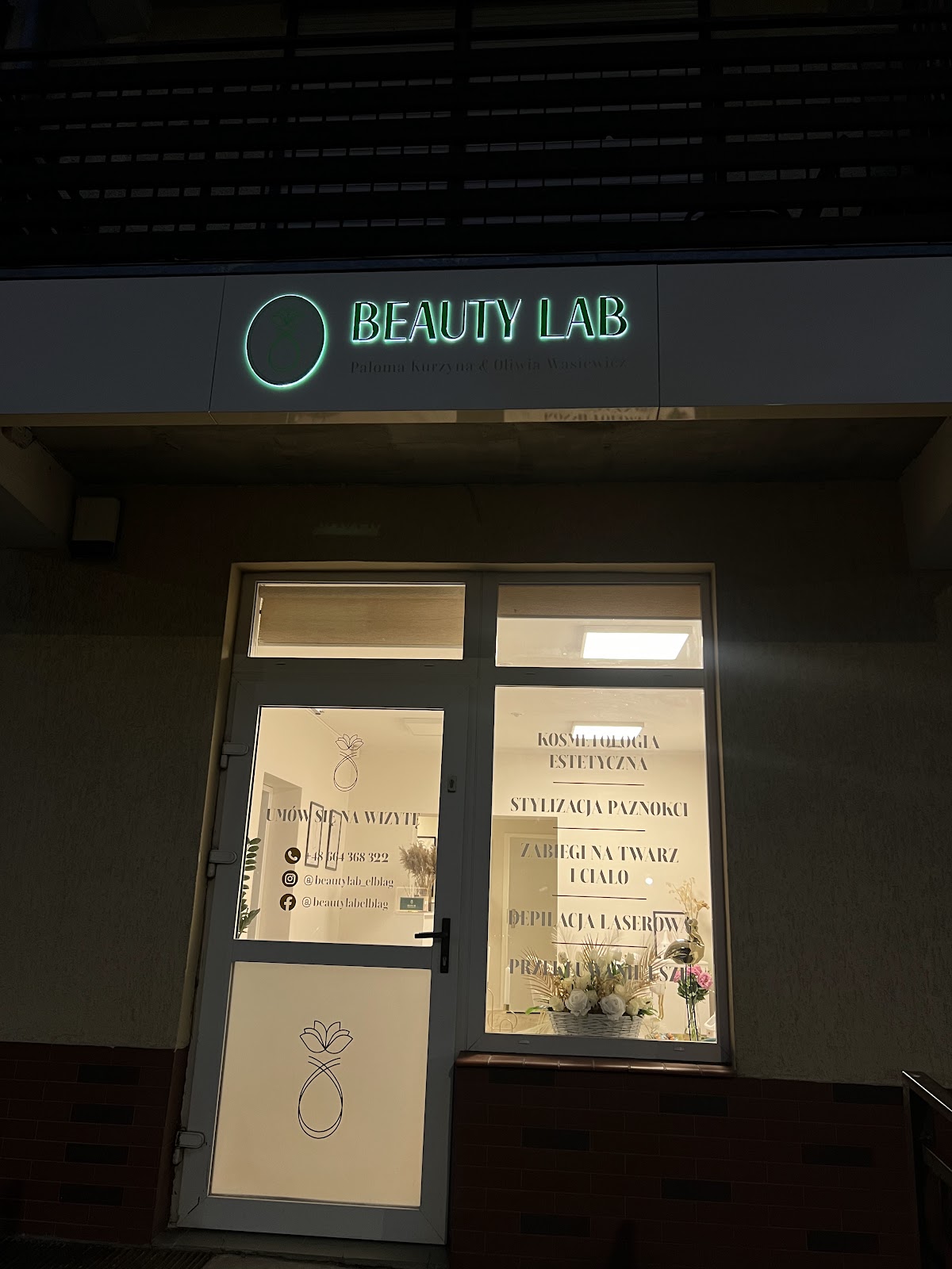 Witryna salonu Beauty Lab przy Jana III Sobieskiego 2b w Elblągu z podświetlanym szyldem
