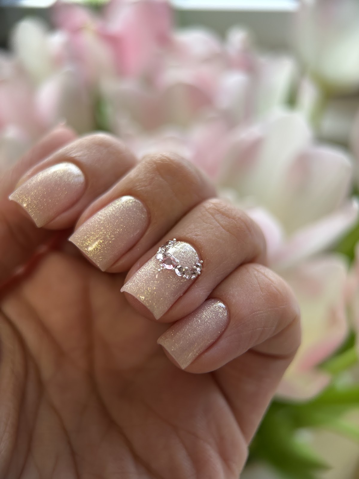 Stylizacja paznokci w złotym brokacie z kryształkami wykonana w Beauty Lab