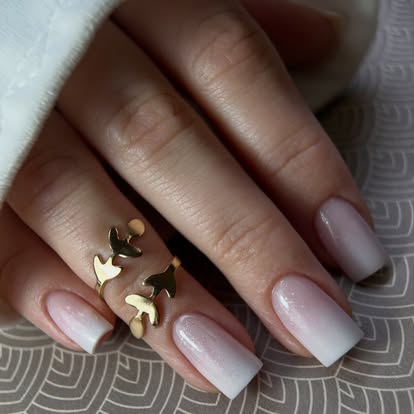 Delikatny manicure ombre ze złotymi zdobieniami