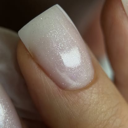 Manicure w perłowym, rozświetlającym wykończeniu