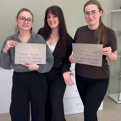 Zespół Beauty Lab z certyfikatami ze szkoleń kosmetycznych